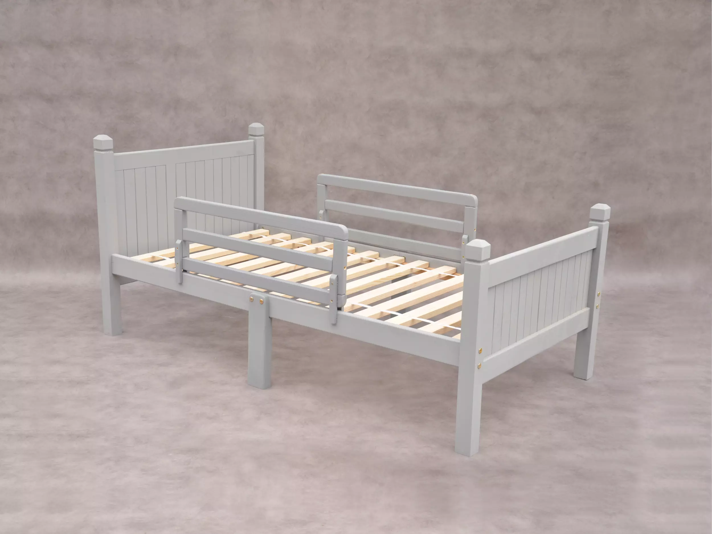 Børneseng 70x140 cm i gråt massivt træ med aftagelig sengehest, Provence juniorseng til tryg overgang fra tremmeseng