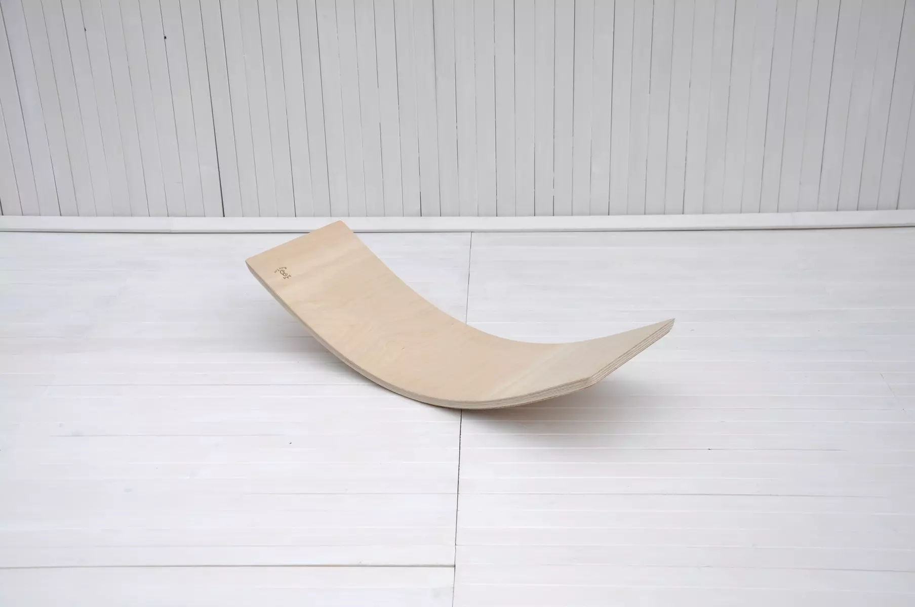 BarinToys balancebrætter er glatte og hjørneafrundede som småsten. "Wobbly Toddly Fit" balancebræt til børn giver en blød og varm naturlig træberøringsfølelse. Et blidt naturkram til børns fødder og små hænder.