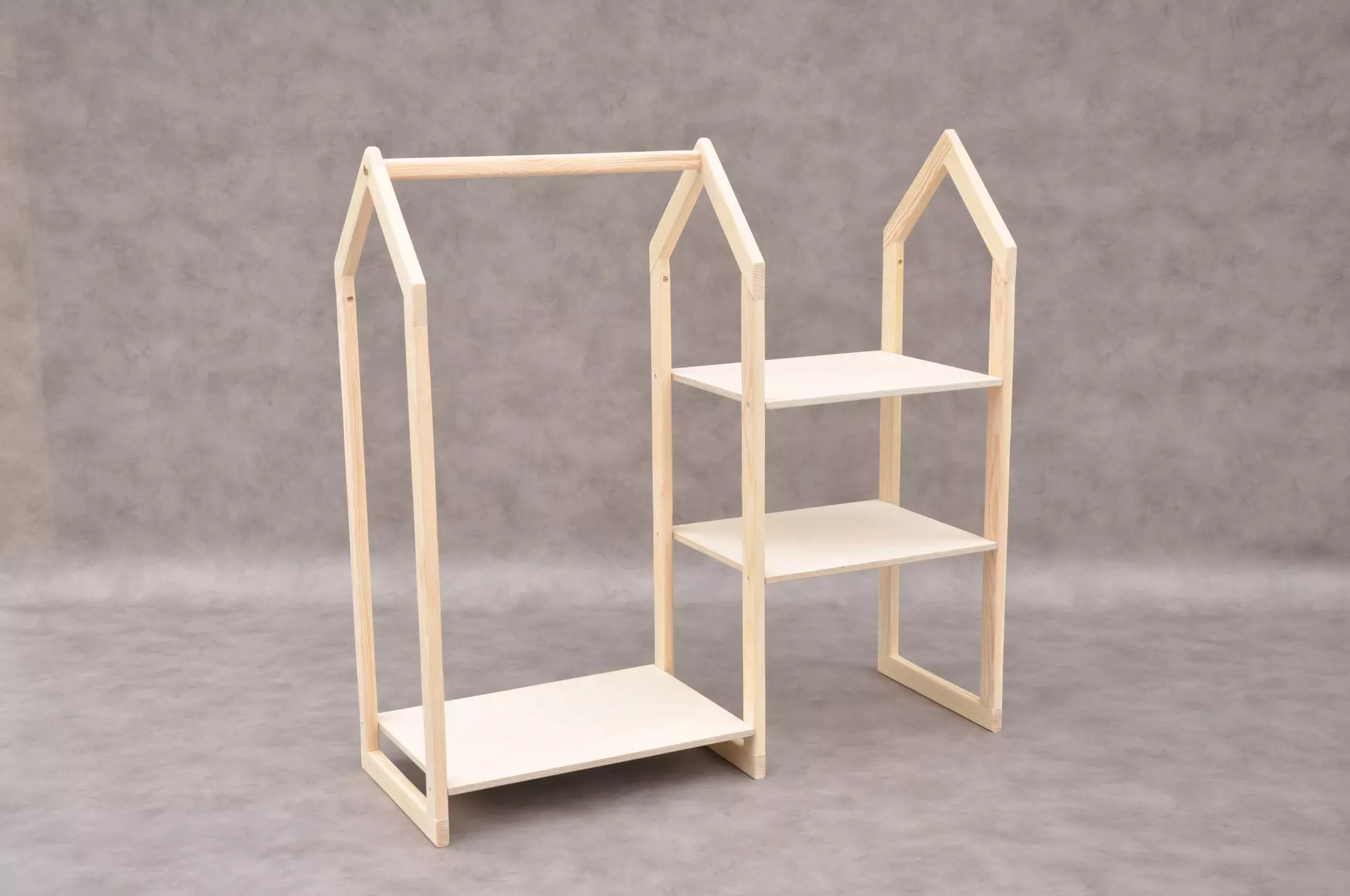 Tøjstativ hus med hylder som åben Montessori børnegarderobe i massivt træ med børnevenlig højde og nederste hylder