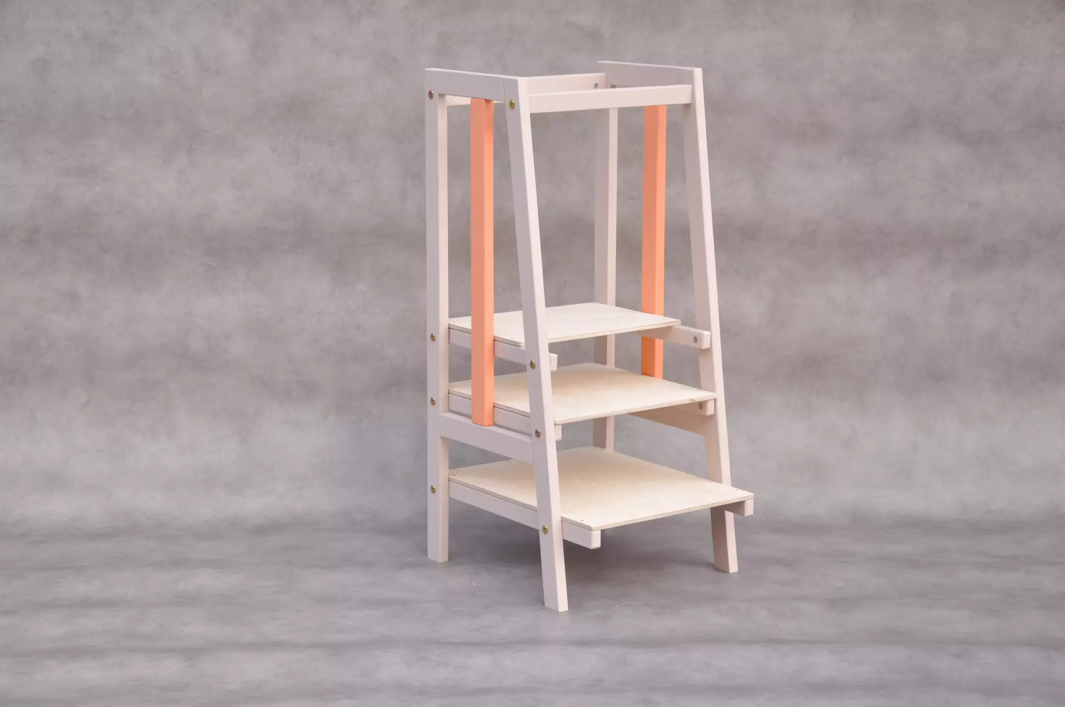 Stripe Beige & Mandarin stabilt læringstårn i massivt træ med mandarin orange stribe til børn fra 12 måneder ved køkkenbordet