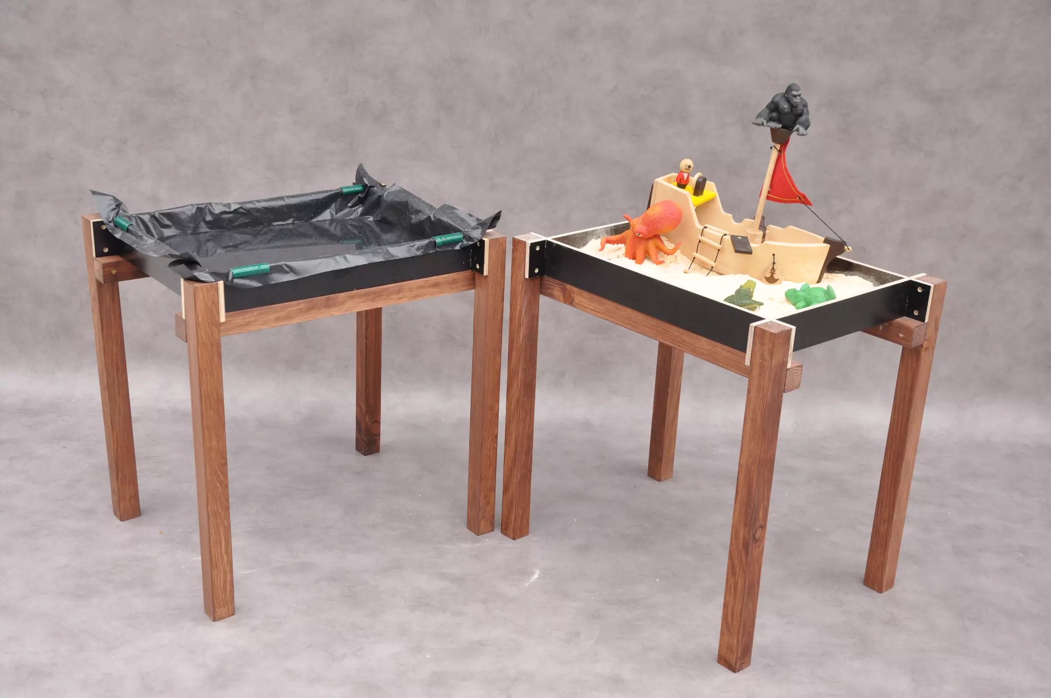 Sensorisk sandkasse med låg i træ, hævet sand- og vandbord til børn 1-4 år til sanseleg i have, på terrasse eller altan