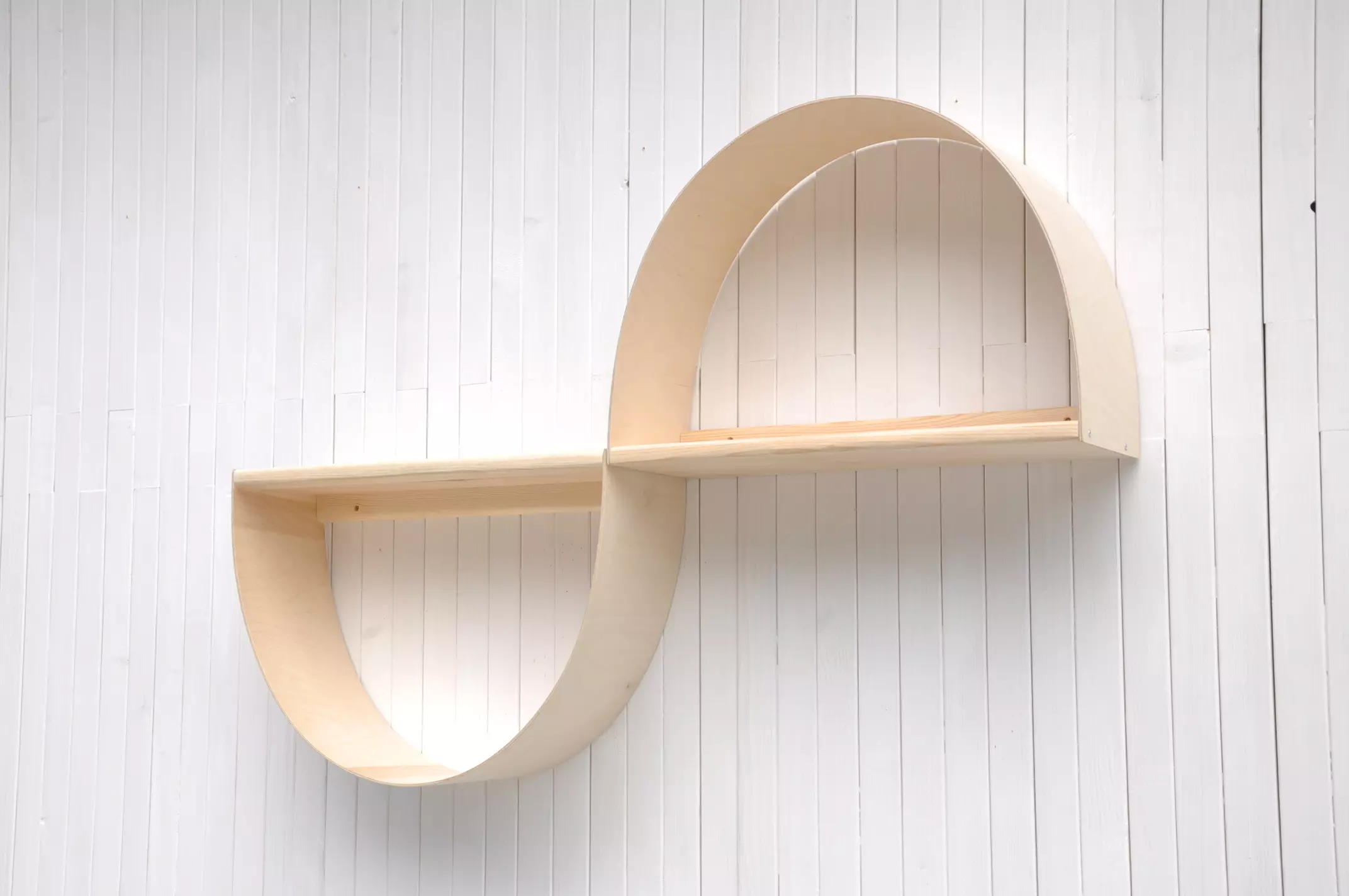 Infinity vægreol 97 cm som bueformet svævehylde i håndforarbejdet naturtræ til bøger, planter og dekorativt interiør